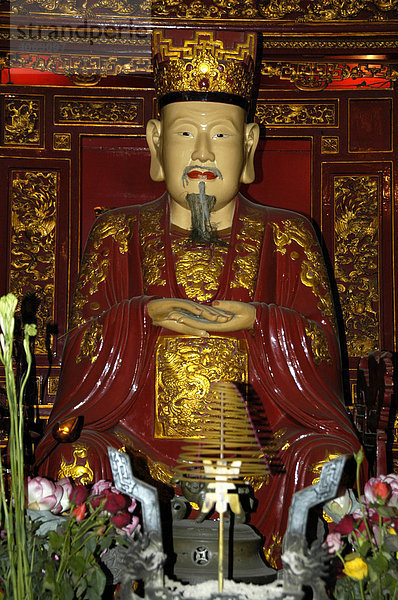 Figur von Konfuzius im Literaturtempel  Hanoi  Vietnam  Südostasien