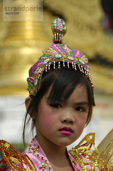 Mädchen gekleidet in Kleidung für eine Zeremonie  Portrait  Shwedagon Pagode  Yangon  Birma  Burma  Myanmar  Südostasien
