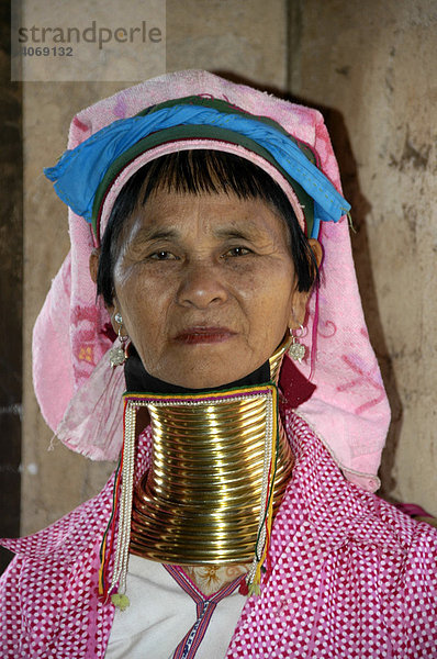 Schlangenhalsfrau  Frau mit Messingringen um den gestreckten Hals  Indein  Inle See  Shan State  Birma  Burma  Myanmar  Südostasien