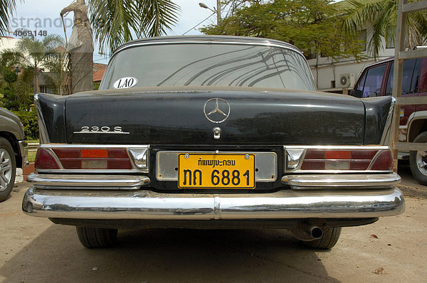 Oldtimer  alter Mercedes 230 S schwarz  laotisches Kennzeichen  Vientiane  Laos  Südostasien