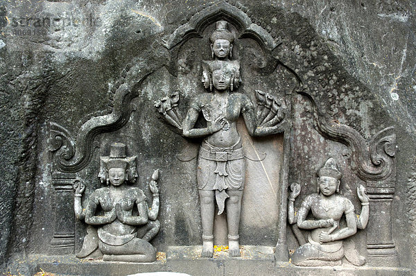 Hinduismus  uraltes Relief am Fels  Dreieinigkeit  Trimurti  der Götter Brahma  Shiva und Vishnu  v. l. n. r.  Wat Phu  Vat Phou  Champasak  Provinz Champasak  Laos  Südostasien