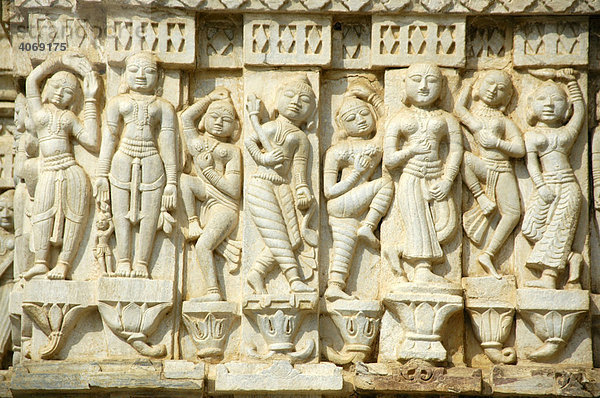 Jainismus  Reliefs in weißem Marmor  tanzende menschliche Gestalten  Jain Tempel Ranakpur  Rajasthan  Indien  Südasien