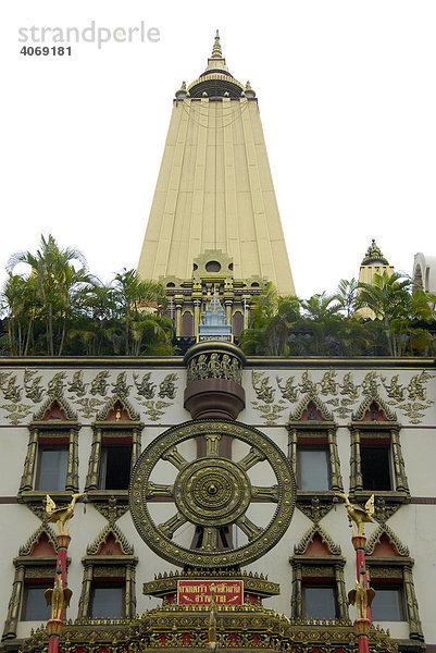 Buddhismus  Tempel Wat Pa Si mit Symbol Rad des Lebens und hohem Turm  Bangkok  Thailand  Südostasien  Asien