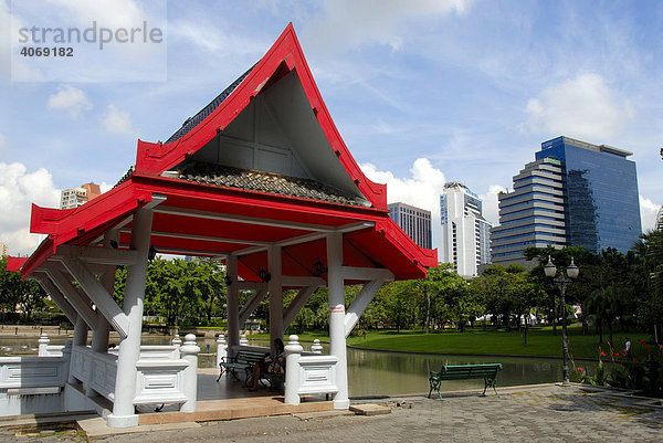 Kleiner Tempel mit rotem Dach vor modernen Hochhäusern  Queens Park  Bangkok  Thailand  Südostasien  Asien