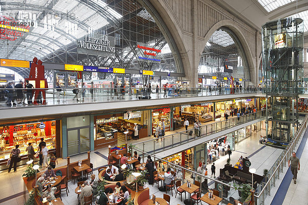 Hauptbahnhof mit Einkaufspassagen  Leipzig  Sachsen  Deutschland  Europa