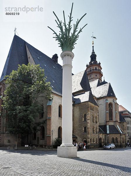 Nikolaikirche mit Gedenksäule an die friedliche Revolution 1989  Leipzig  Sachsen  Deutschland  Europa