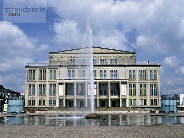 Opernhaus  Augustusplatz  Brunnen  Leipzig  Sachsen  Deutschland  Europa