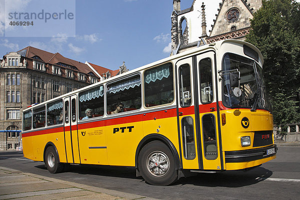 Stadtrundfahrt mit Schweizer Postbus  Leipziger Oldtimerfahrten  Thomaskirche  Leipzig  Sachsen  Deutschland  Europa
