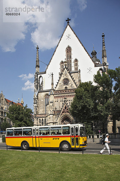 Stadtrundfahrt mit Schweizer Reise-Postbus  Leipziger Oldtimerfahrten  Thomaskirche  Leipzig  Sachsen  Deutschland  Europa
