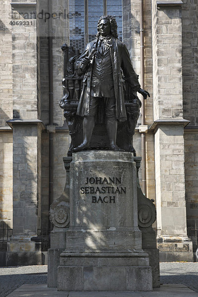 Johann Sebastian Bach Denkmal an der Thomaskirche  Leipziger Notenspur  Leipzig  Sachsen  Deutschland  Europa