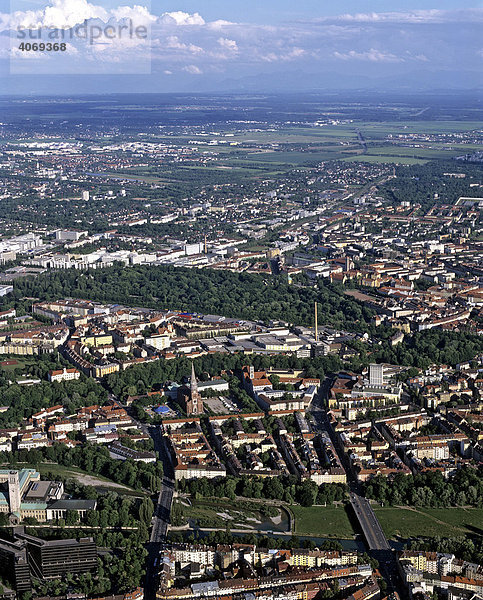 München nördliches Stadtzentrum  vorne Deutsches Museum und Englischer Garten  Maria Hilf Kirche  Oberbayern  Bayern  Deutschland  Europa  Luftbild