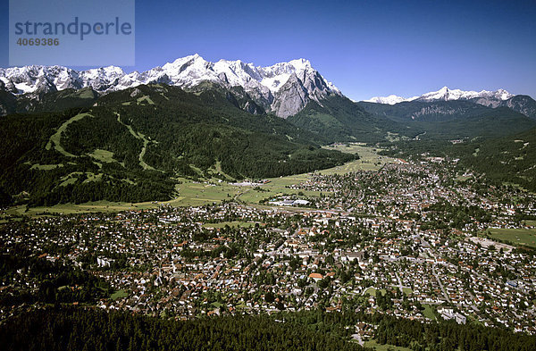 Garmisch-Partenkirchen  Werdenfelser Land  Werdenfels  Wettersteingebirge  Oberbayern  Bayern  Deutschland  Europa  Luftbild