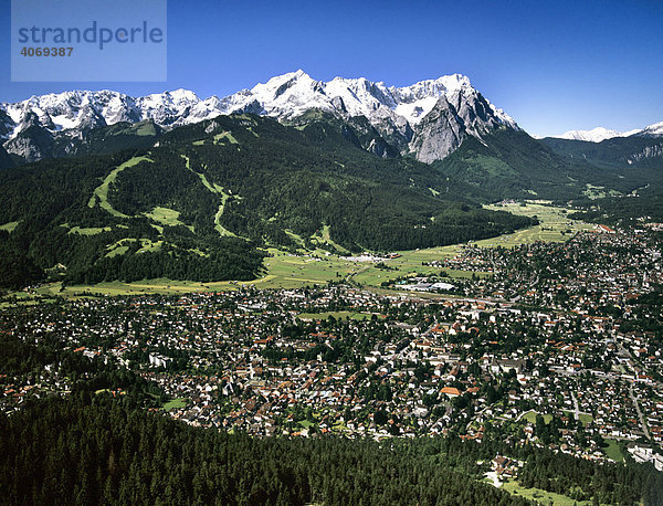 Garmisch-Partenkirchen  Werdenfelser Land  Werdenfels  Wettersteingebirge  Oberbayern  Bayern  Deutschland  Europa  Luftbild