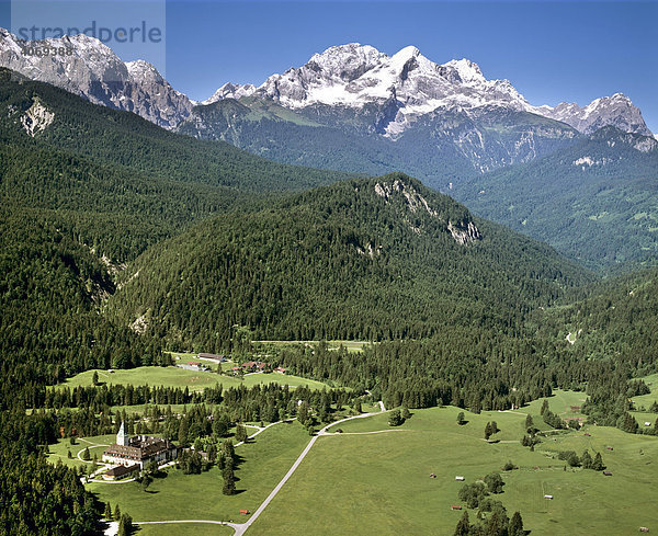 Schloss Elmau  Wettersteingebirge  Alpspitze  Zugspitze  Oberbayern  Bayern  Deutschland  Europa  Luftbild