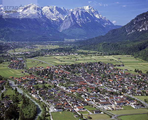 Farchant bei Garmisch Partenkirchen  Wettersteingebirge  Oberbayern  Bayern  Deutschland  Europa  Luftbild