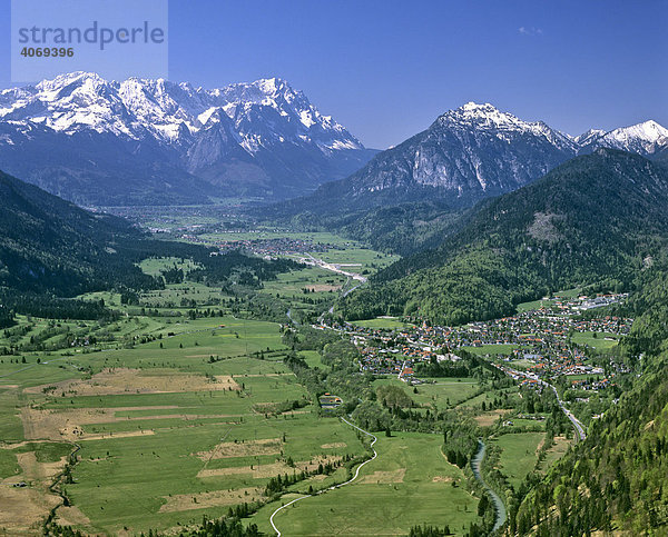 Oberau  Loisach  Loisachtal  Werdenfelser Land  Werdenfels  Wettersteingebirge  Oberbayern  Bayern  Deutschland  Europa  Luftbild