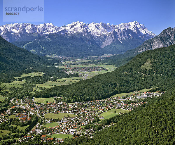 Oberau  Loisach  Loisachtal  Werdenfelser Land  Werdenfels  Wettersteingebirge  Oberbayern  Bayern  Deutschland  Europa  Luftbild