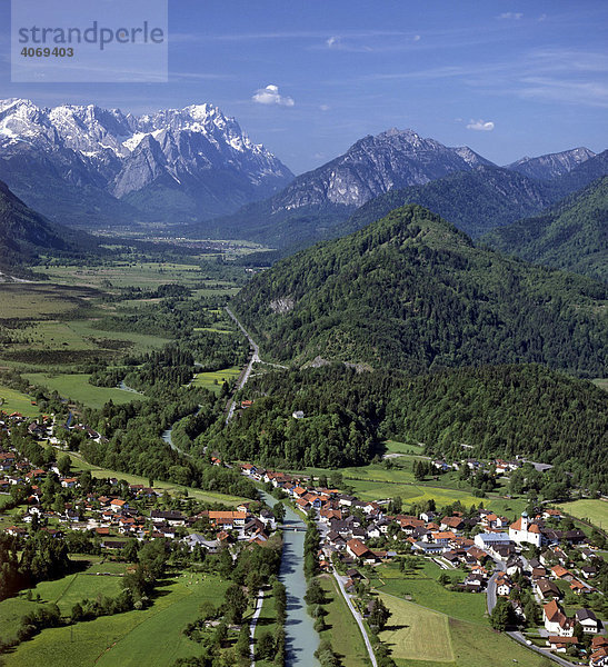 Eschenlohe  Loisach  Loisachtal  Werdenfelser Land  Werdenfels  Wettersteingebirge  Oberbayern  Bayern  Deutschland  Europa  Luftbild