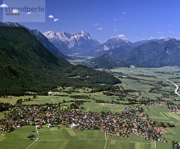 Ohlstadt  Loisachtal  Werdenfelser Land  Werdenfels  Wettersteingebirge  Ammergauer Alpen  Oberbayern  Bayern  Deutschland  Europa  Luftbild