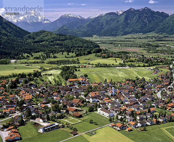 Ohlstadt  Loisachtal  Werdenfelser Land  Werdenfels  Wettersteingebirge  Ammergauer Alpen  Oberbayern  Bayern  Deutschland  Europa  Luftbild