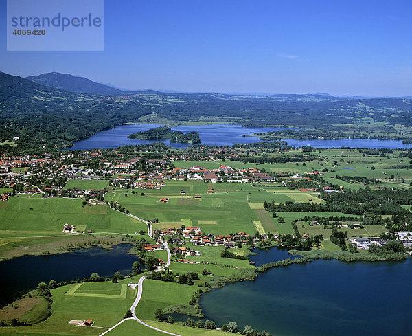 Froschhausen  Froschhausener See und Riegsee  hinten Murnau mit Staffelsee  Blaues Land  Oberbayern  Bayern  Deutschland  Europa  Luftbild
