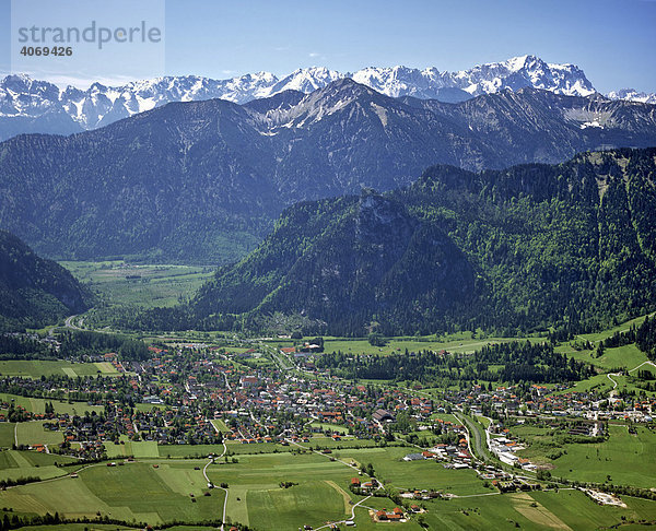 Oberammergau  Kofel  Ammergauer Alpen  Ammertal  hinten Wettersteingebirge  Oberbayern  Bayern  Deutschland  Europa  Luftbild