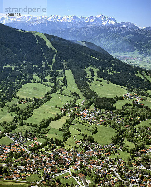 Bad Kohlgrub  Blick auf Wettersteingebirge  hinten Unterammergau  Oberbayern  Bayern  Deutschland  Europa  Luftbild