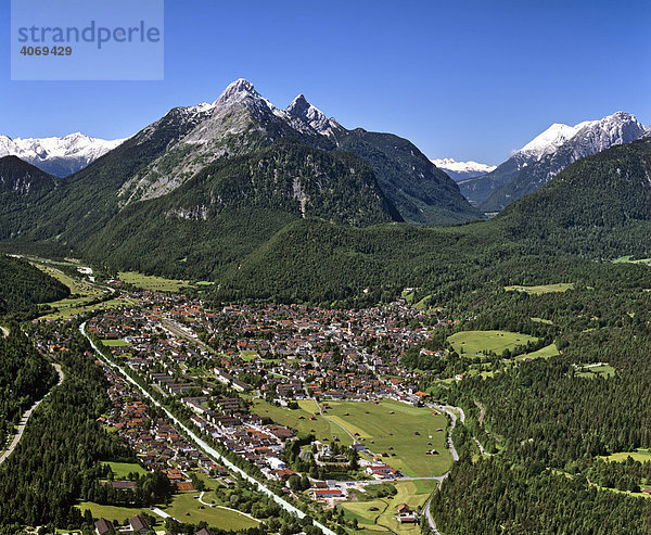 Mittenwald mit großer Ahronspitze  Isartal  Oberbayern  Bayern  Deutschland  Europa  Luftbild