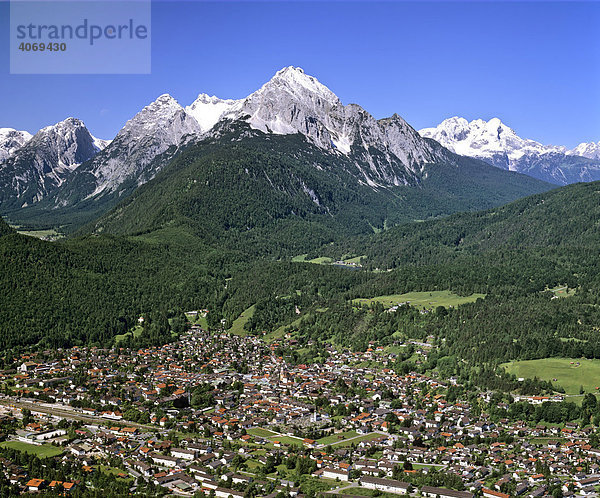 Mittenwald mit großer Ahrnspitze  Isartal  Wettersteingebirge  Oberbayern  Bayern  Deutschland  Europa  Luftbild