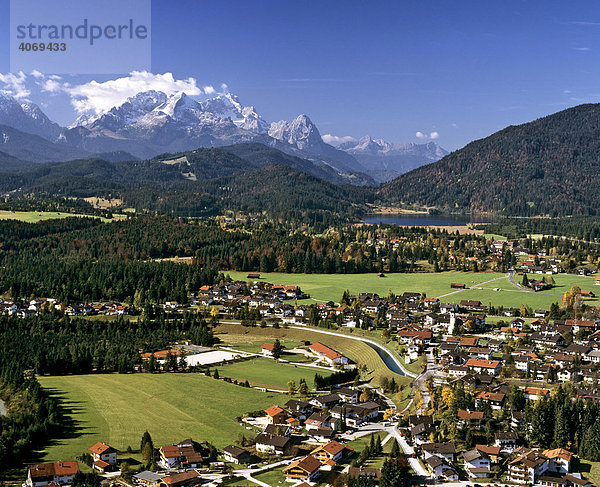 Krün an der Isar  Barmsee  Isartal  Wettersteingebirge  Oberbayern  Bayern  Deutschland  Europa  Luftbild