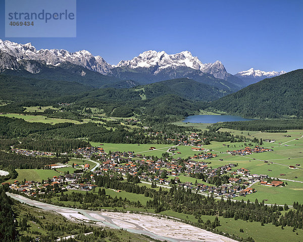 Krün an der Isar  Barmsee  Isartal  Wettersteingebirge  Oberbayern  Bayern  Deutschland  Europa  Luftbild