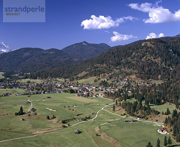 Wallgau  Golfplatz  Wettersteingebirge  Estergebirge  Oberbayern  Bayern  Deutschland  Europa  Luftbild