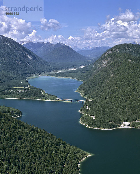 Sylvenstein Stausee  Sylvensteinspeicher  Sylvensteinbrücke  Isar  Oberes Isartal  Karwendelgebirge  Oberbayern  Bayern  Deutschland  Europa  Luftbild