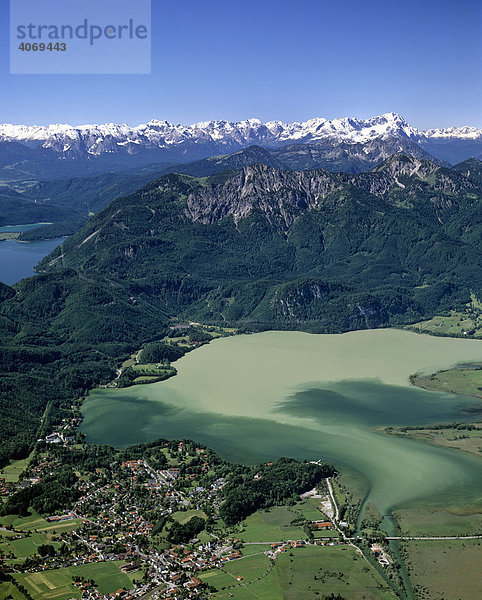 Kochel mit Kochelsee  Wasserverschmutzung durch Hochwasser  links Walchensee  Mitte Herzogstand  hinten Wettersteingebirge  Oberbayern  Bayern  Deutschland  Europa  Luftbild