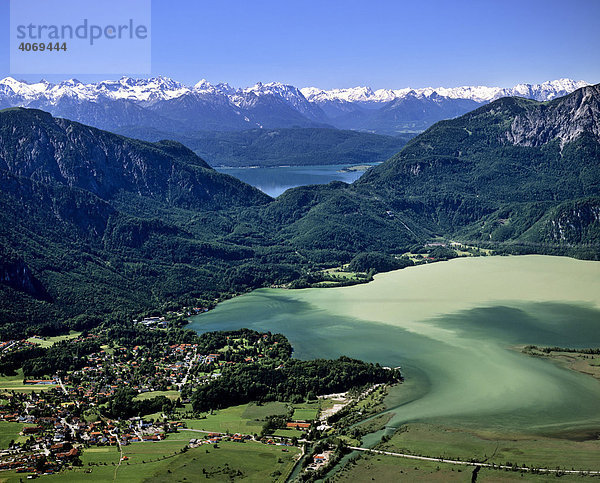 Kochel mit Kochelsee  Loisach  Wasserverschmutzung durch Hochwasser  hinten Walchensee mit Karwendelgebirge  Oberbayern  Bayern  Deutschland  Europa  Luftbild