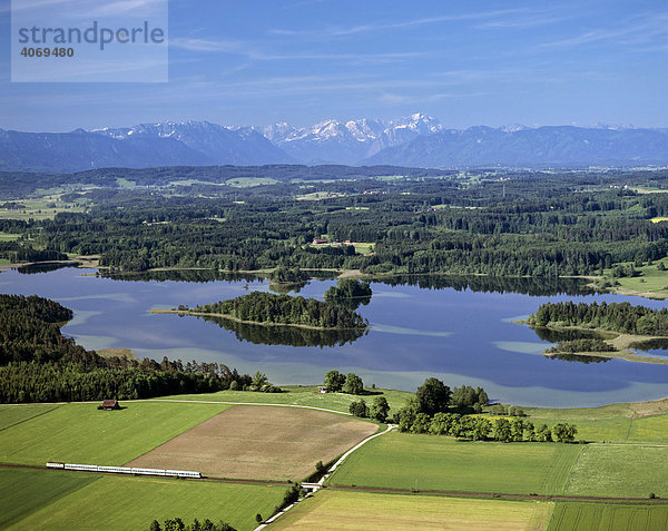 Osterseen bei Iffeldorf  Regionalbahn  Zug  Wettersteingebirge  Oberbayern  Bayern  Deutschland  Europa  Luftbild