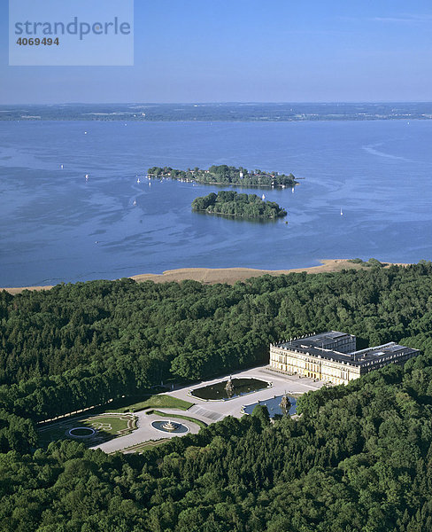 Schloss Herrenchiemsee  Parkanlage  Herreninsel  hinten Frauenchiemsee  Fraueninsel  Kloster Frauenwörth  Chiemsee  Oberbayern  Bayern  Deutschland  Europa  Luftbild