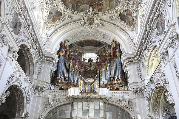 Innenraum der Klosterkirche St. Maria und St. Johannes der Stiftsbasilika von Waldsassen  Oberpfalz  Bayern  Deutschland  Europa