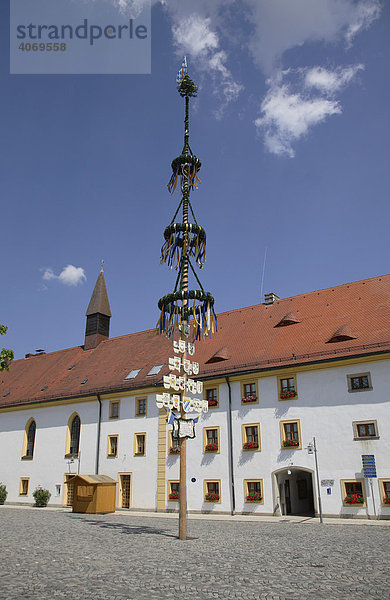 Zunftbaum  Maibaum vor Kloster St. Maria und St. Johannes von Waldsassen  Oberpfalz  Bayern  Deutschland  Europa