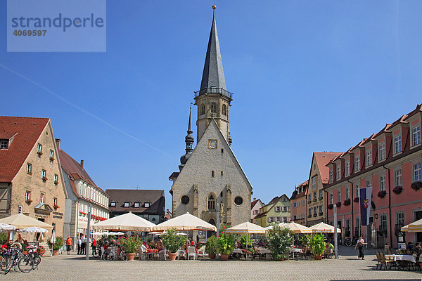 Stadtkirche St. Georg und Marktplatz von Weikersheim  Baden-Württemberg  Deutschland  Europa