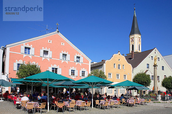Kirche Mariä Himmelfahrt und Marktplatz von Kelheim  Niederbayern  Bayern  Deutschland  Europa