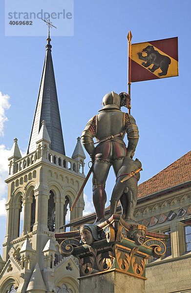 Bannerträgerbrunnen oder Vennerbrunnen vor dem Rathaus und Kirche St. Peter und St. Paul in Bern  Schweiz  Europa