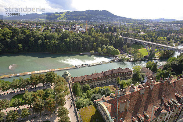 Fluss Aare und Altstadt von Bern  Schweiz  Europa
