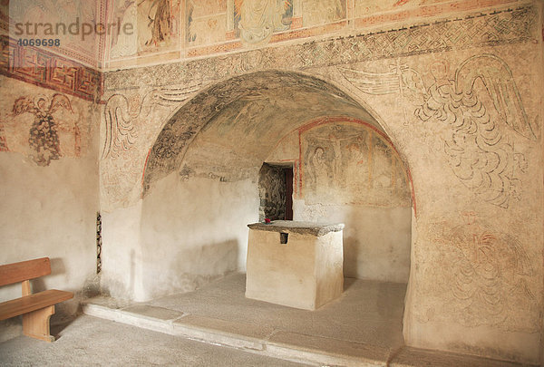 Die ältesten Fesken im deutschsprachigen Raum  10. - 11.Jahrhundert  in St. Prokulus Kirche in Naturns  Südtirol  Italien  Europa