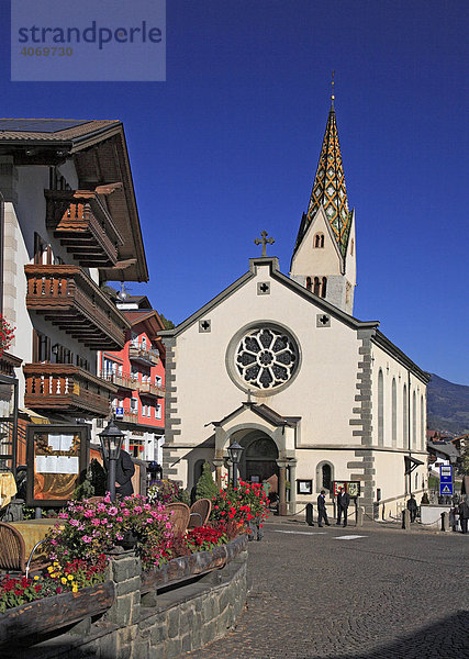 Der schiefe Kirchturm von Barbian  Südtirol  Italien  Europa
