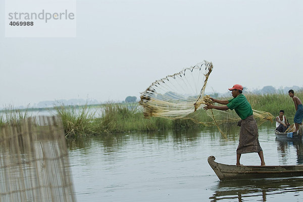 Burmesen beim Fischfang  Mandalay  Myanmar  Südostasien
