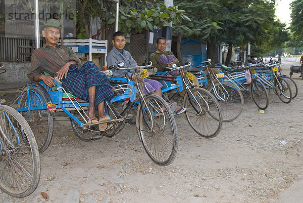 Auf Kundschaft wartende Rikschafahrer  Monywa  Myanmar  Südostasien