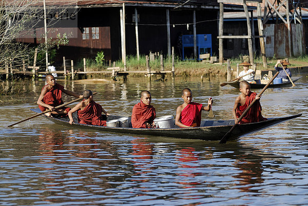 Fünf junge Mönche mit Boot  Inlesee  Myanmar  Südostasien