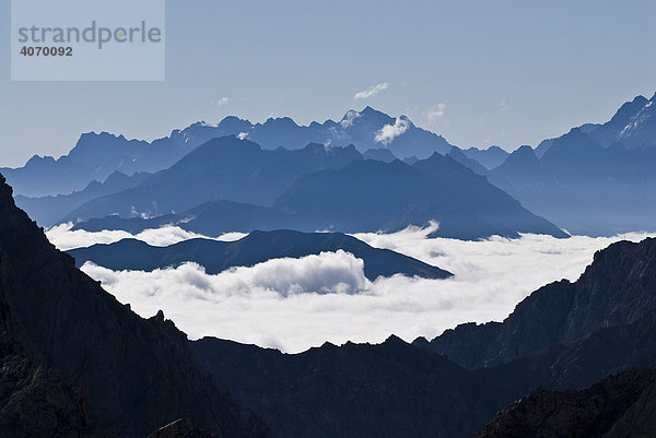 Bergpanorama vor Nebelmeer  Gramais  Reutte  Tirol  Österreich  Europa