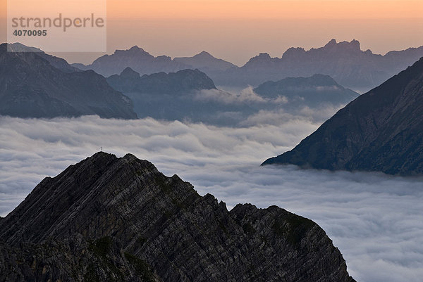 Bergpanorama beim Sonnenaufgang vor Nebelmeer  Gramais  Reutte  Tirol  Österreich  Europa